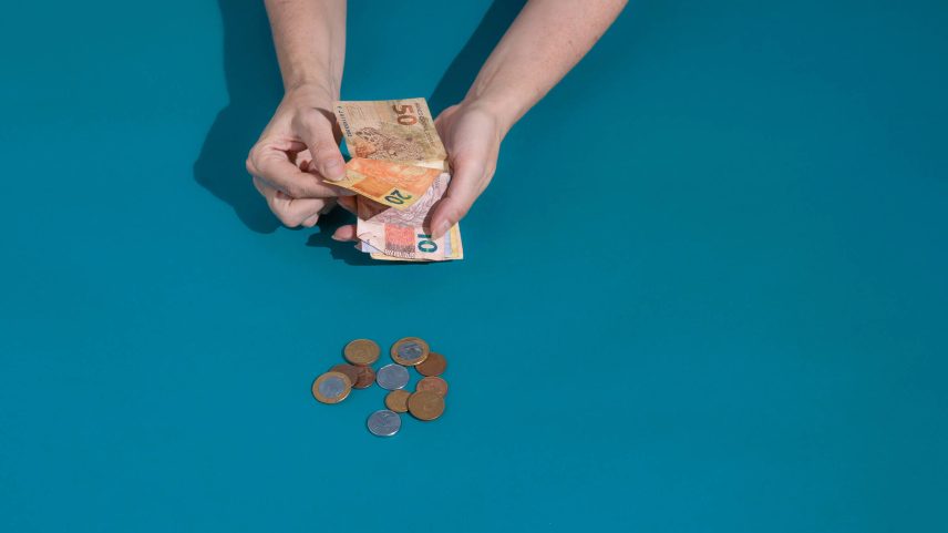 Lula aprova consignado para motoristas e entregadores de aplicativos. Portabilidade só será efetivada se juros forem menores do que a operação original (Foto: Gabriel Cabral - 05.out.23/Folhapress)