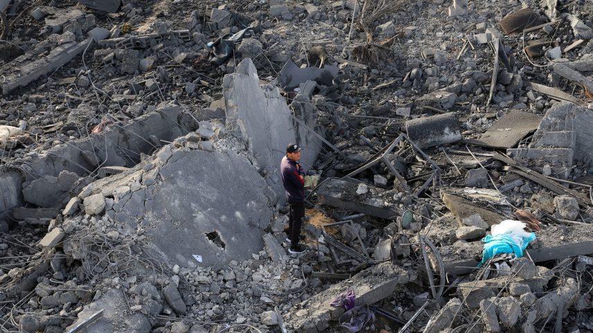 Destroços após ataque israelense em Khan Younis, sul de Gaza (Foto: REUTERS/Hatem Khaled)