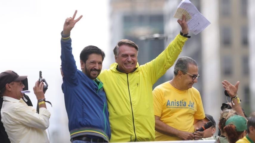 Prefeito de São Paulo, Ricardo Nunes, ao lado do ex-presidente Jair Bolsonaro em evento pedindo anistia para golpistas do 8 de Janeiro (Foto: Tiago Queiroz/Estadão)