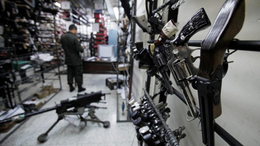 Armas incautadas pendem em uma bodega da sede da Polícia Metropolitana em Bogotá, Colômbia. (Foto: Fernando Vergara/AP)