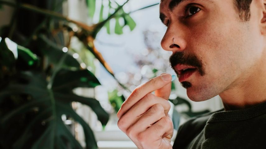 Homem tomando suplemento de colágeno (Foto: Getty Images)