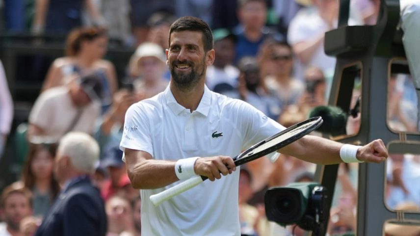 Novak Djokovic comemora vitória em Wimbledon (Foto: Alastair Grant/AP)
