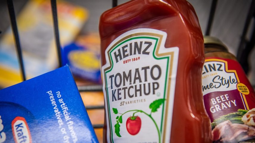 Produtos da Kraft Heinz organizados em uma loja Stop and Shop em Dobbs Ferry, Nova York, EUA, na terça-feira, 25 de julho de 2023. A Kraft Heinz Co. está programada para divulgar os resultados financeiros em 2 de agosto. (Foto: Tiffany Hagler-Geard/Bloomberg)