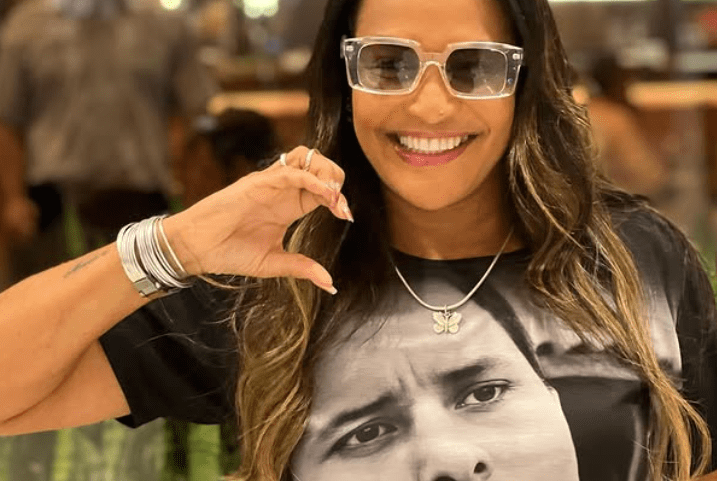 Márcia Gama, com blusa estampada em homenagem ao ex-marido, Marcinho VP. (Foto: Reprodução)