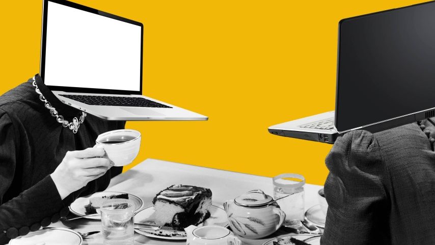 Duas mulheres com computadores como cabeças desfrutam de chá e bolo. (Foto: Sarah Rogers/MITTR | Getty)