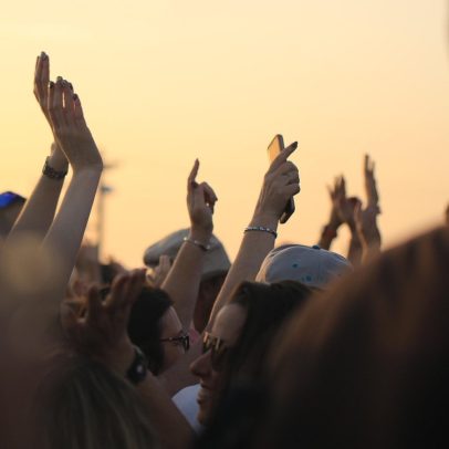 Eventos sociais promovem felicidade, revela nova pesquisa científica