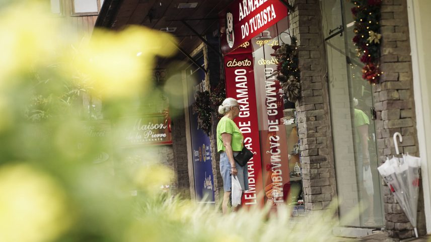 Mulher observa vitrine de loja em Gramado, na serra gaúcha (Foto: Carlos Macedo - 7.nov.24/Folhapress)