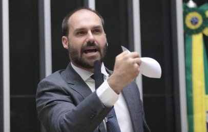 PL busca estratégias para garantir permanência de Eduardo Bolsonaro na Câmara
