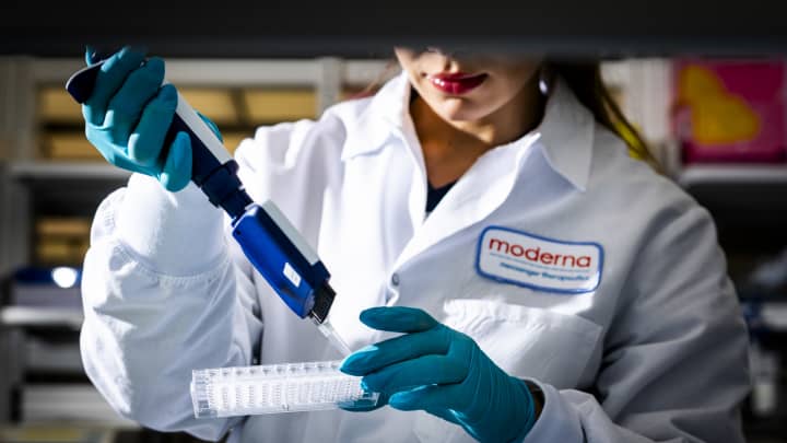 Um pesquisador trabalha no laboratório da sede da Moderna Inc. em Cambridge, Massachusetts, EUA, na terça-feira, 26 de março de 2024. (Foto: Adam Glanzman | Bloomberg | Getty Images)