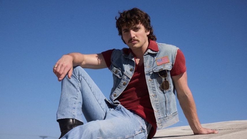 O álbum 'American Heart' de Benson Boone estreia em 2º lugar na Billboard 200, mas recebe algumas das críticas mais negativas do ano. (Foto: Reprodução)