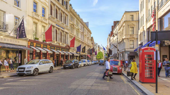Cena de rua na Old Bond Street, Mayfair, Londres, Reino Unido. (Foto: Pawel Libera | The Image Bank | Getty Images)