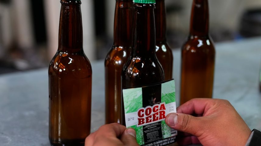 Botellas de cerveza con sabor a hoja de coca en un local en La Paz, Bolivia, en 2024. (Foto: Juan Karita/AP)