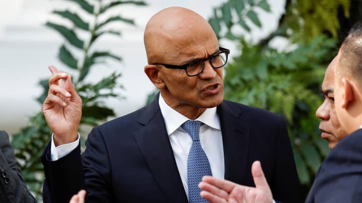 O CEO da Microsoft, Satya Nadella, conversa com o Ministro da Comunicação e Tecnologia da Informação da Indonésia, Budi Arie Setiadi, no dia da reunião com o presidente indonésio Joko Widodo, no Palácio Presidencial em Jacarta, Indonésia, 30 de abril de 2024. (Foto: Willy Kurniawan | Reuters)