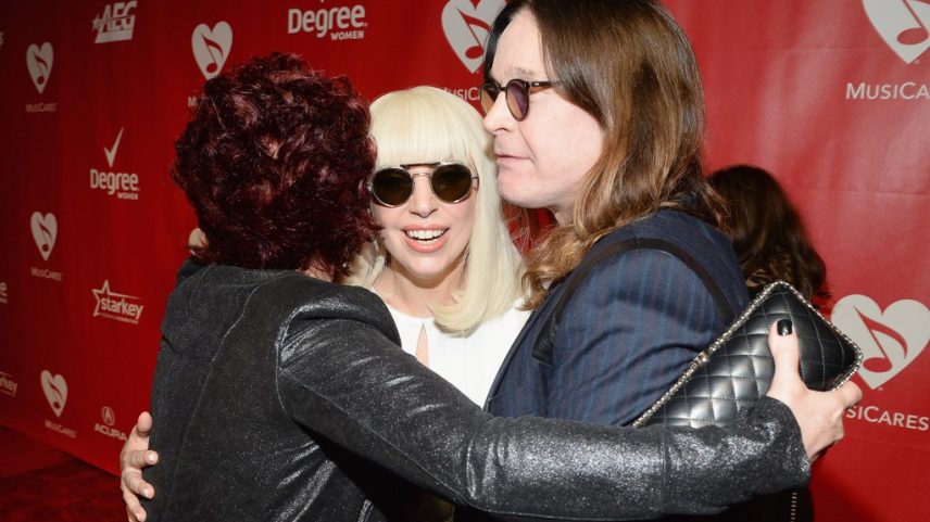 Lady Gaga usou uma camiseta do Ozzy Osbourne e dançou ao som de 'Crazy Train', enquanto Coldplay e Dave Matthews fizeram uma versão de 'Changes' para homenagear a lenda do metal. (Foto: Reprodução)