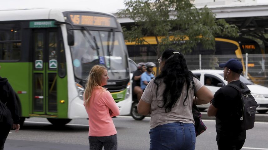 Pedestres na Barra da Tijuca, segundo bairro do Rio com mais roubos a transeuntes em 2024 (Foto: Marcelo Theobald / Agência O Globo)