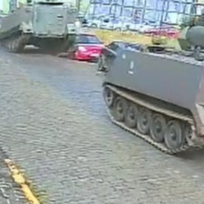 Tanque do Exército atropela carro em Ponta Grossa e causa danos significativos