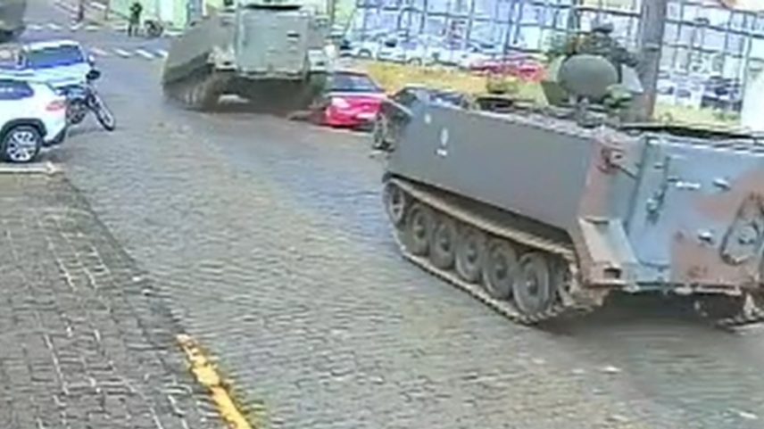 Na contramão, tanque do Exército passa por cima de lateral de carro estacionado em Ponta Grossa (Foto: Reprodução)