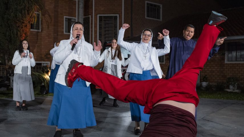 As freiras Marizele Rego e Marisa Neves gravando um vídeo para a música 'Vocação', que virou hit global (Foto: Victor Moryiama/ The New York Times)