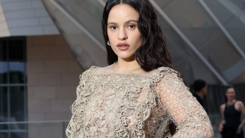 Rosalía aborda críticas sobre seu silêncio em relação à Palestina, condenando a violência e compartilhando pensamentos sobre não envergonhar os outros. (Foto: Reprodução)