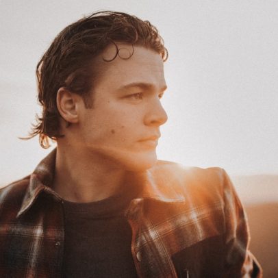 Max McNown lança 11 novas faixas de 'Night Diving' para streaming imediato