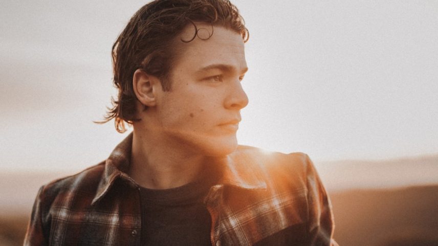 O cantor e compositor de 23 anos lançou a edição deluxe de seu segundo álbum, 'Night Diving (The Cost of Growing Up)'. (Foto: Reprodução)