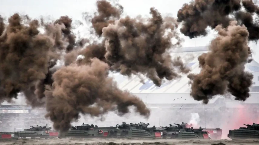 Veículos de assalto anfíbios defendendo uma praia de um ataque chinês durante o exercício de 2023 (Foto: Getty Images)