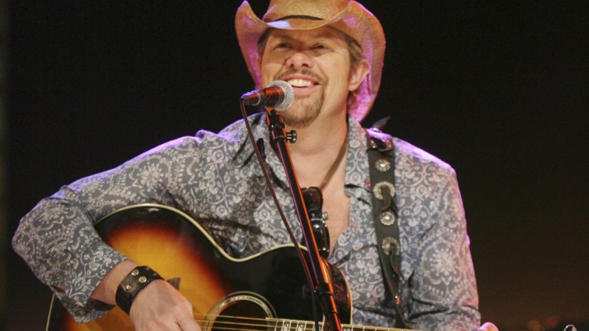 A partir de 23 de julho de 2005, "As Good as I Once Was" de Toby Keith começou uma corrida de 6 semanas no topo da parada Hot Country Songs da Billboard. (Foto: Reprodução)