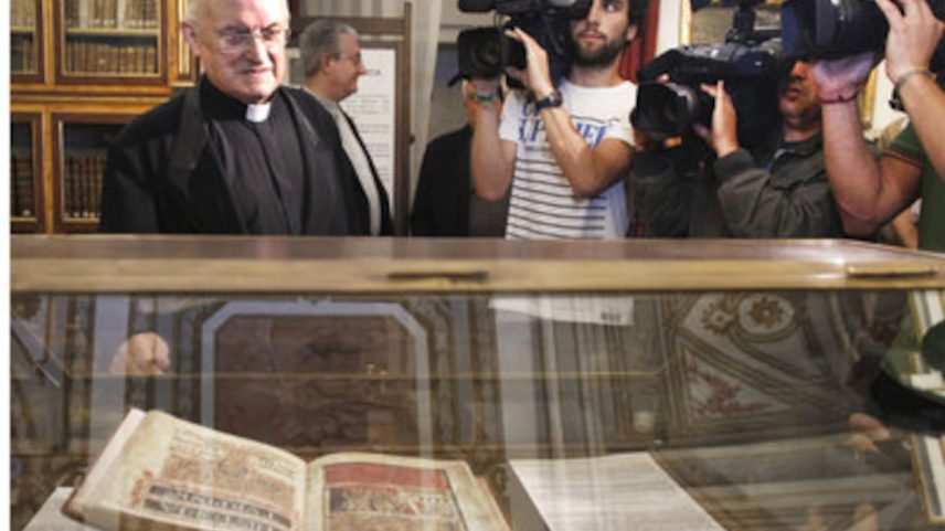 José María Díaz contempla em 2012, ante as câmeras, o facsímile do 'Códice Calixtino' que se exibe na catedral. (Foto: ANXO IGLESIAS)
