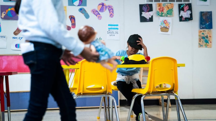 Uma menina migrante joga em uma guarderia de Texas, em agosto de 2019. (Foto: Jabin Botsford/Getty Images)