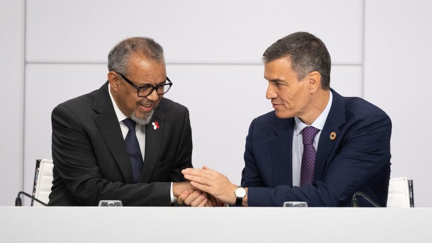O presidente do Governo da Espanha, Pedro Sánchez, e o diretor da OMS, Tedros Adhanom Ghebreyesus, na cúpula da ONU em Sevilha em 2 de julho de 2025. (Foto: PACO PUENTES)