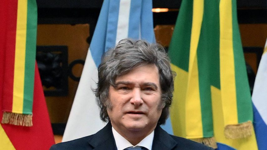O presidente da Argentina, Javier Milei, durante evento com líderes do Mercosul (Foto: Luis Robayo - 3.jul.2025/AFP)
