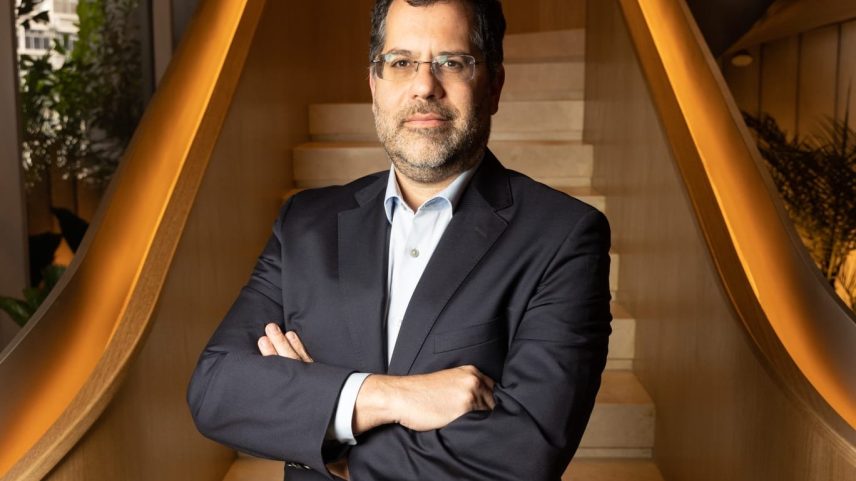 Gestora aposta em construtoras voltadas a baixa renda e empresas de infraestrutura, que podem se beneficiar do fim do ciclo da alta da Selic, diz Marcelo Nantes (Foto: Reprodução/Exame)