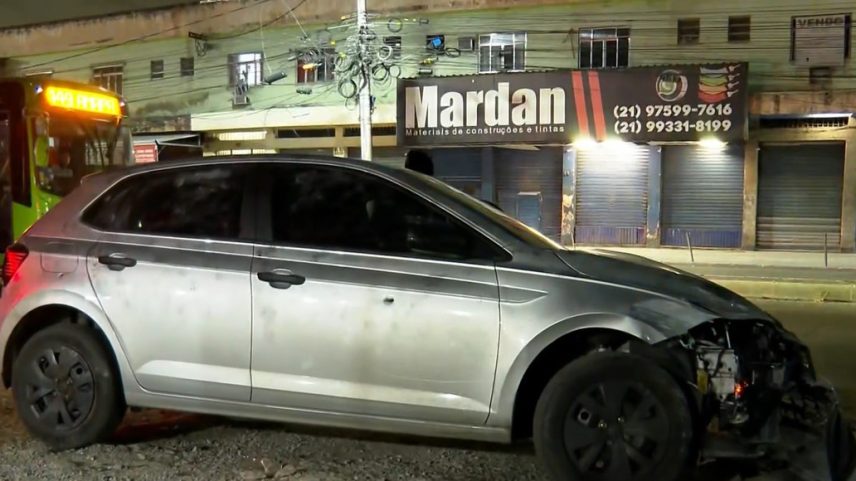 Bandidos estavam a bordo deste carro cinza, abandonado na favela do Dique, em Duque de Caxias (Foto: Reprodução/TV Globo)