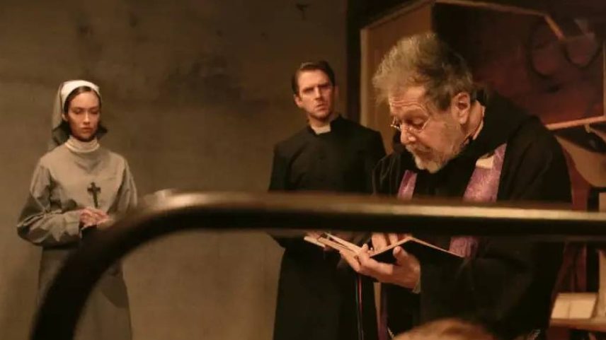 Cena do recém-lançado "O Ritual" (2025), filme de David Midell baseado na história real que também inspirou o clássico "O Exorcista" (1973) (Foto: Divulgação XYZ Films)