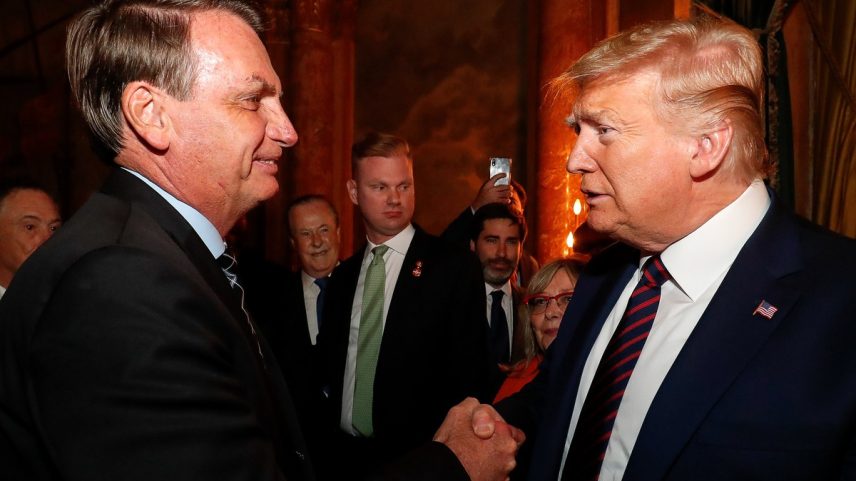 Jair Bolsonaro e Donald Trump durante encontro em Mar-a-Lago, na Flórida, em 2020 (Foto: Divulgação)