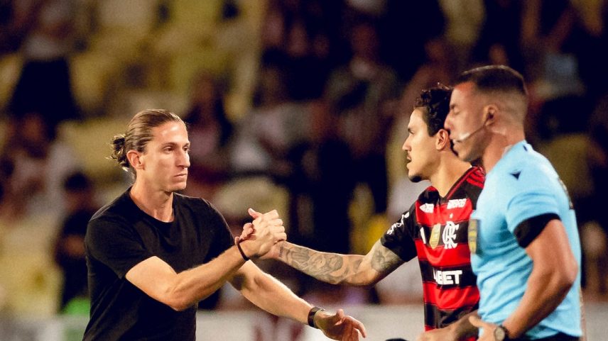 Filipe Luís cumprimenta Pedro em vitória do Flamengo no clássico com o Fluminense. (Foto: Adriano Fontes/Flamengo)
