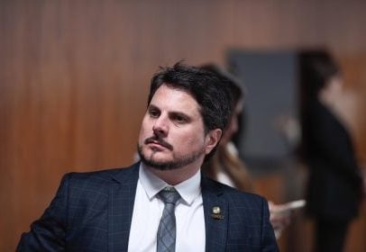 Marcos do Val ignora bloqueio do STF e embarca para os EUA com passaporte diplomático