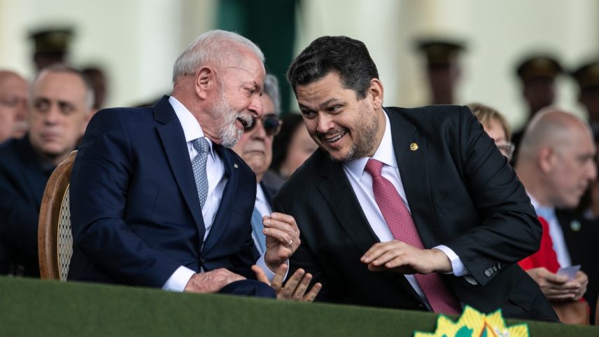 Presidente Lula e Davi Alcolumbre (Foto: Brenno Carvalho / Agência O Globo)