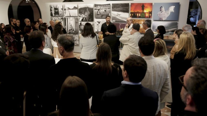 O editor executivo do Globo, André Miranda, guia os convidados pela exposição (Foto: Marcelo Theobald/ Agência O Globo)
