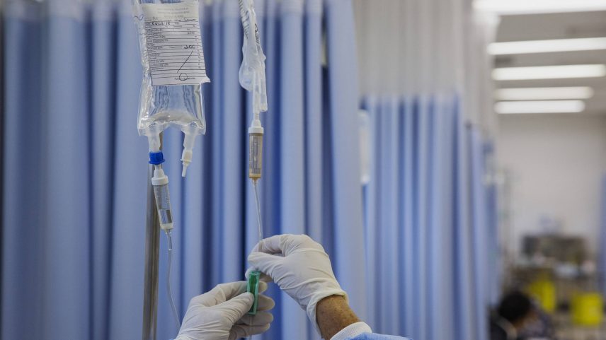 Enfermeira prepara sessão de quimioterapia para paciente com câncer no Hospital Heliópolis, em São Paulo (Foto: Lalo de Almeida - 03.ago.2018/Folhapress)