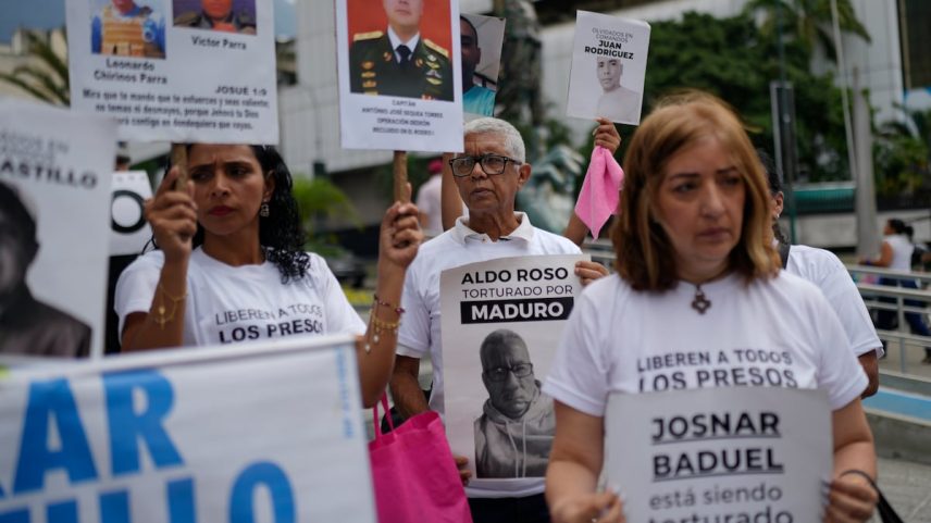 Protesto pelo fim do isolamento como política de estado e pela libertação de prisioneiros políticos em Caracas, Venezuela, em 28 de março de 2025. (Foto: Ariana Cubillos/AP)