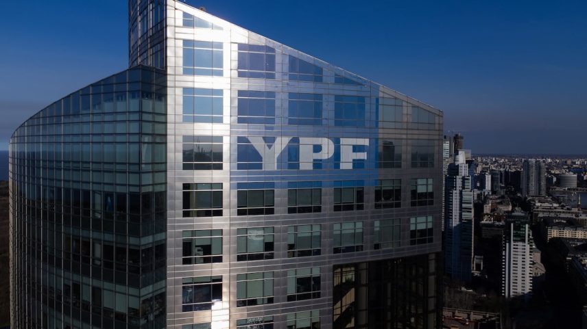 A sede da empresa estatal de energia argentina YPF, em Buenos Aires, Argentina, no dia 28 de julho de 2023. (Foto: NurPhoto via Getty Images)