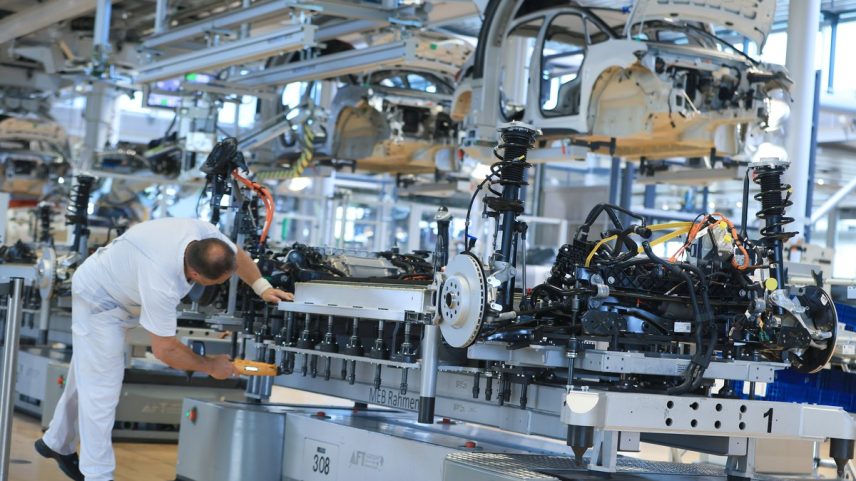 Linha de produção do carro elétrico compacto VW ID.3 na fábrica da Volkswagen em Dresden, na Alemanha (Foto: Krisztian Bocsi/Bloomberg)