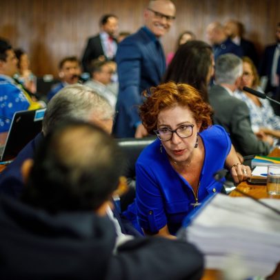 Defesa de Zambelli pede depoimento de hacker antes de decisão sobre mandato