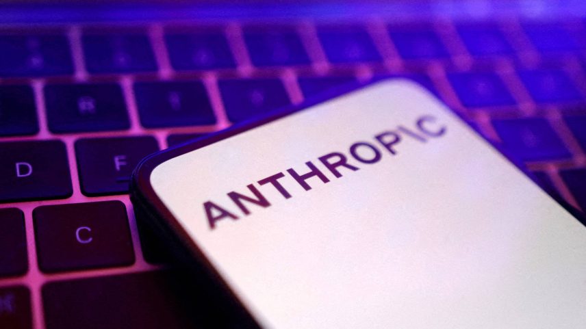 Foto ilustrativa mostra smartphone com logo da Anthropic na tela. O aparelho está sobre um teclado (Foto: Dado Ruvic/Reuters)