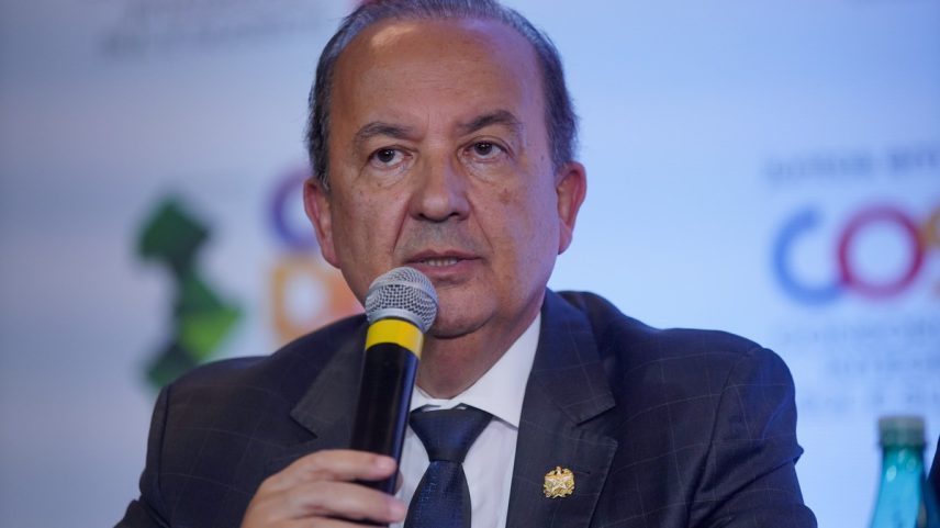 Governador de Santa Catarina, Jorginho Mello, durante entrevista (Foto: Rafa Neddermeyer/Agência Brasil/04-07-2023)