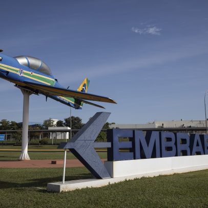 Embraer celebra recorde de pedidos, mas tarifas ainda geram preocupação