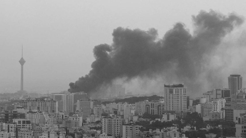 Fumaça após um ataque israelense ao prédio da Irib, a emissora estatal do Irã, em Teerã (Foto: Majid Asgaripour - 16.jun.2025/Reuters/West Asia News Agency)