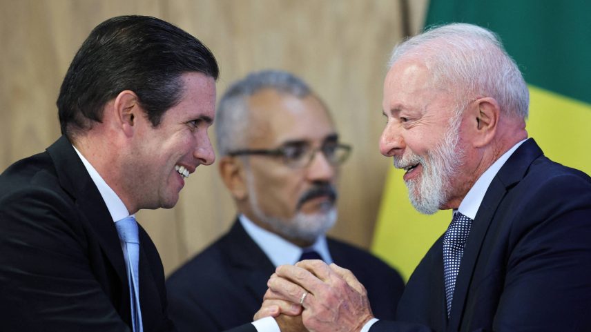 O presidente Luiz Inácio Lula da Silva cumprimenta o presidente da Câmara, Hugo Motta, no anúncio do projeto que aumenta a isenção do Imposto de Renda (Foto: Adriano Machado - 18.mar.25/Reuters)