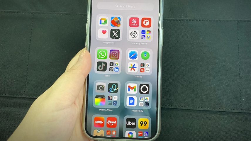 Celulares com iOS e Android estão se distanciando cada vez mais em suas atualizações (Foto: Alice Labate/Estadão)